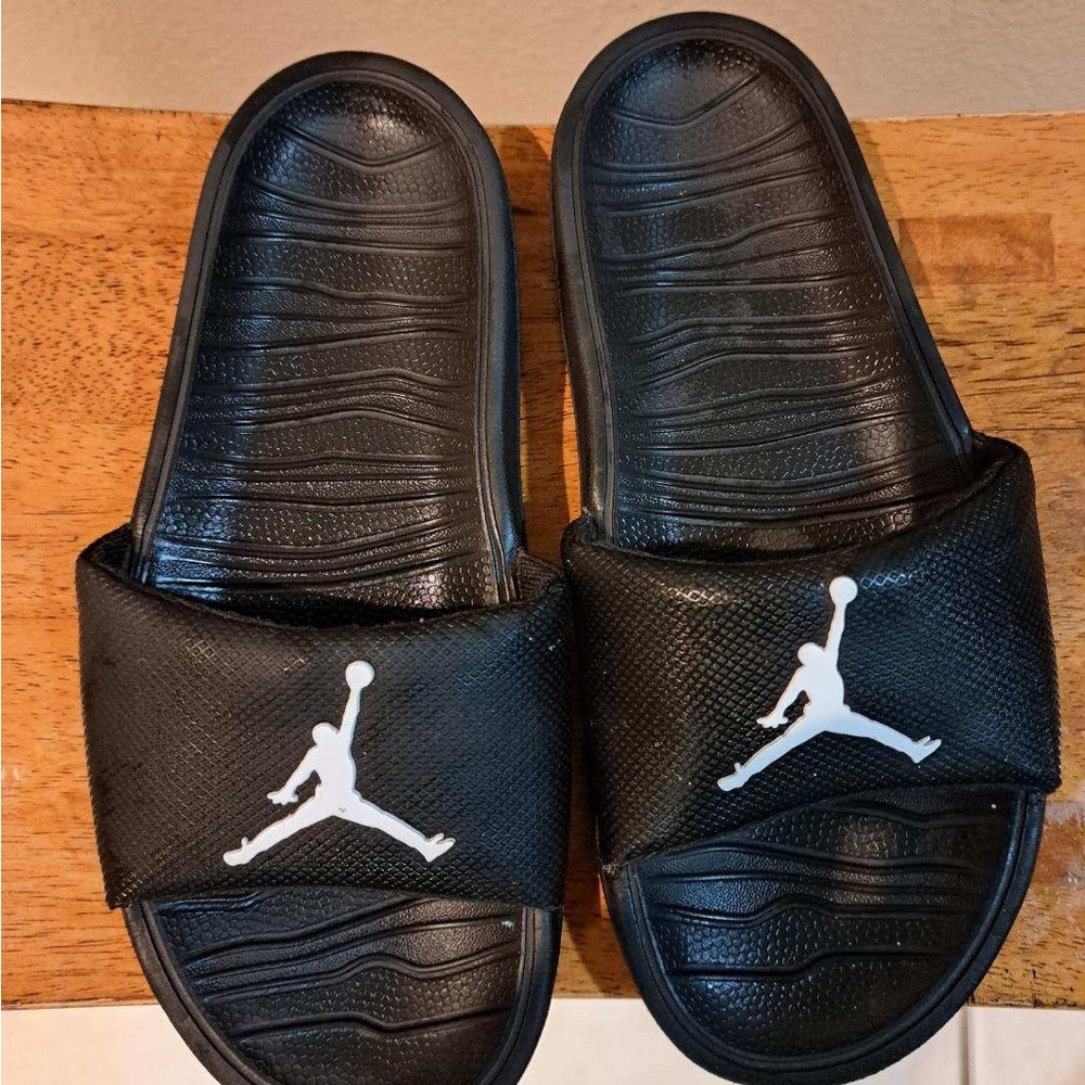 Boy size 6Y Jordan slides